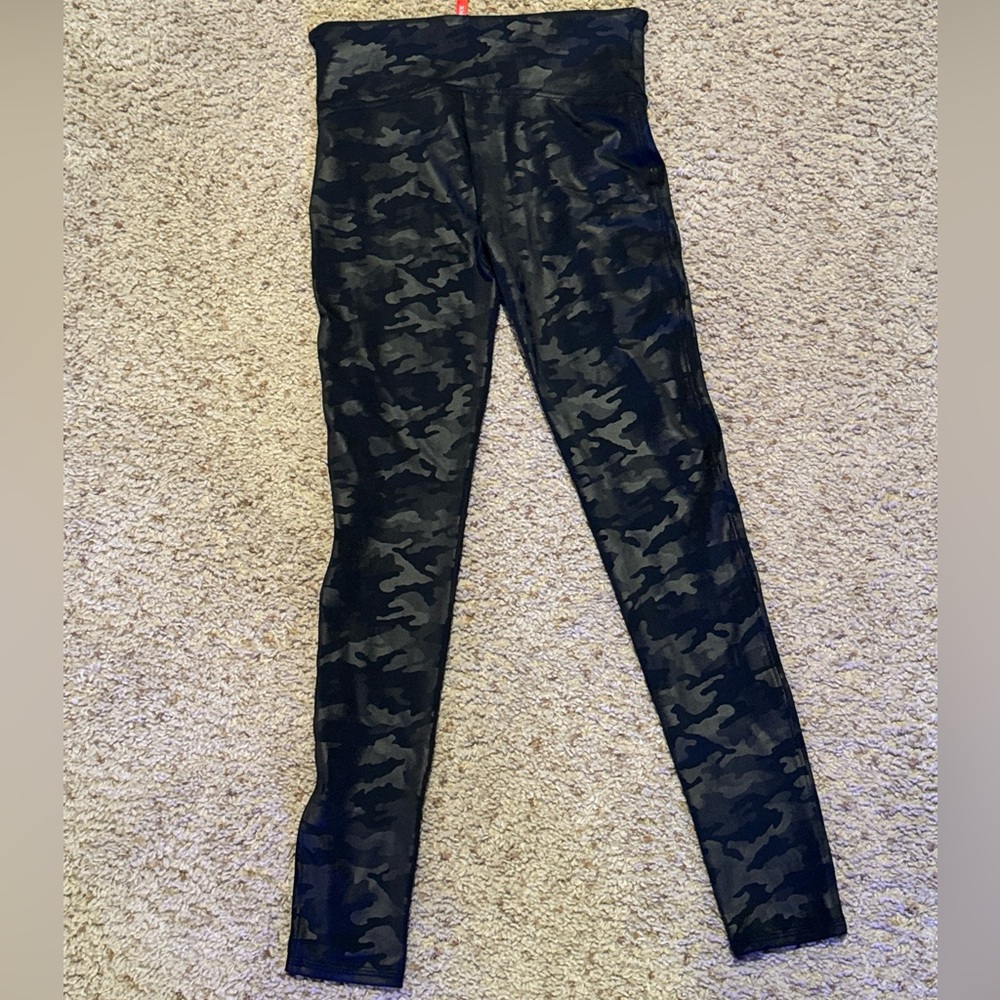 Faux Leather blk camo spanx